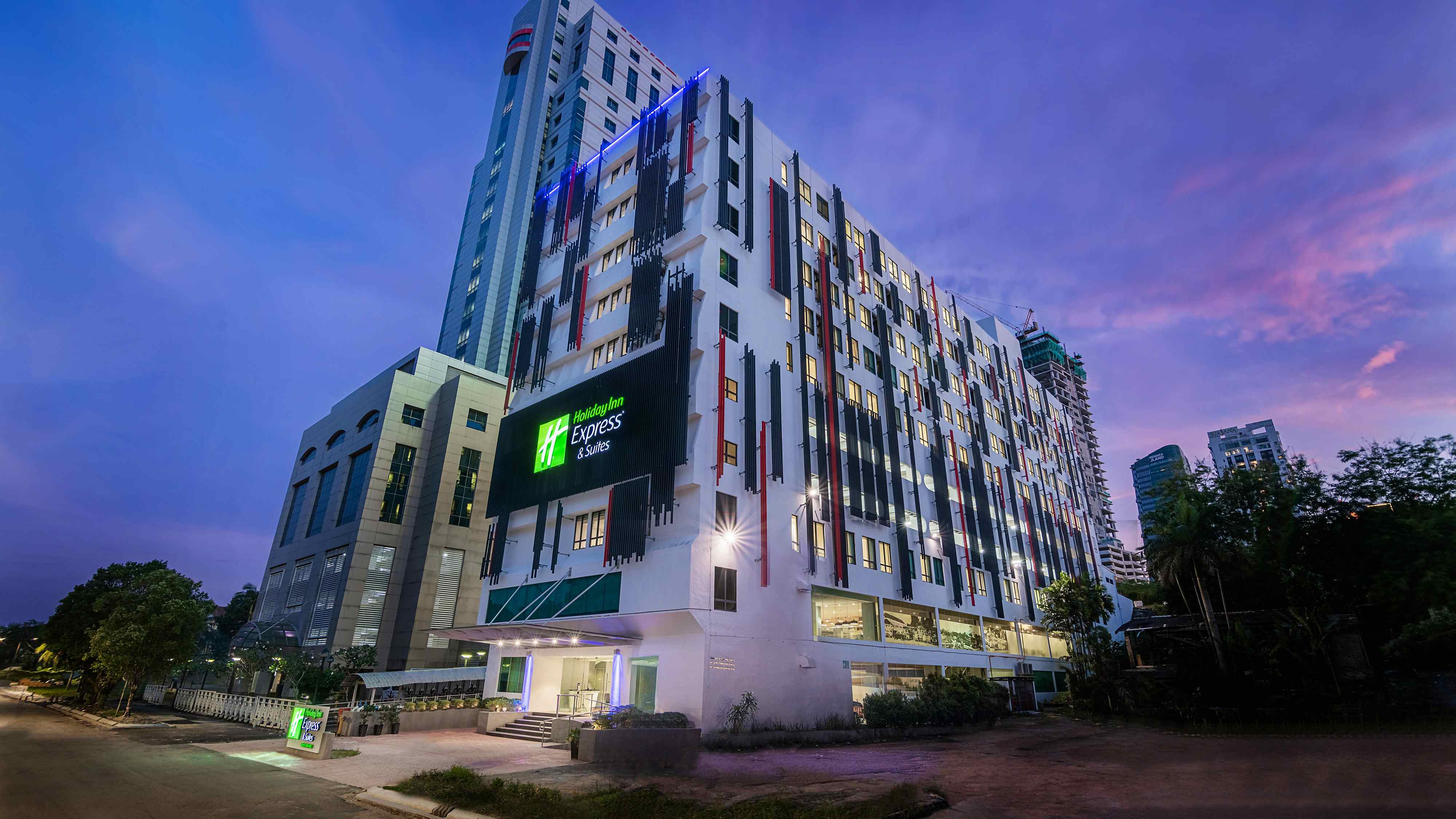 Open Holiday Inn Express & Suites Johor Bahru